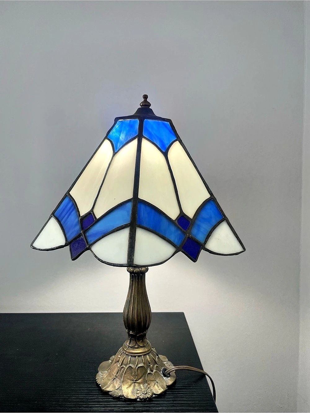 Tiffany style stained Glass Table Lamp in Blue & White